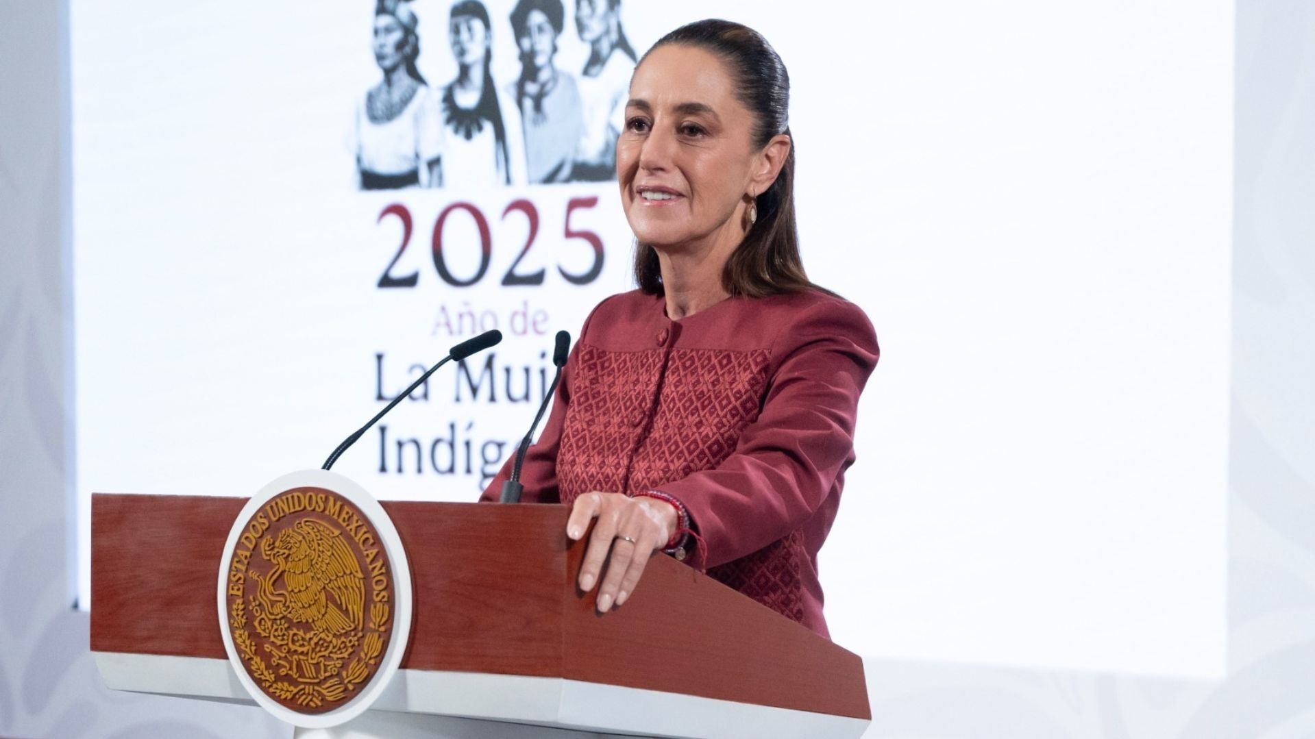 Un mujer habla en una conferencia.