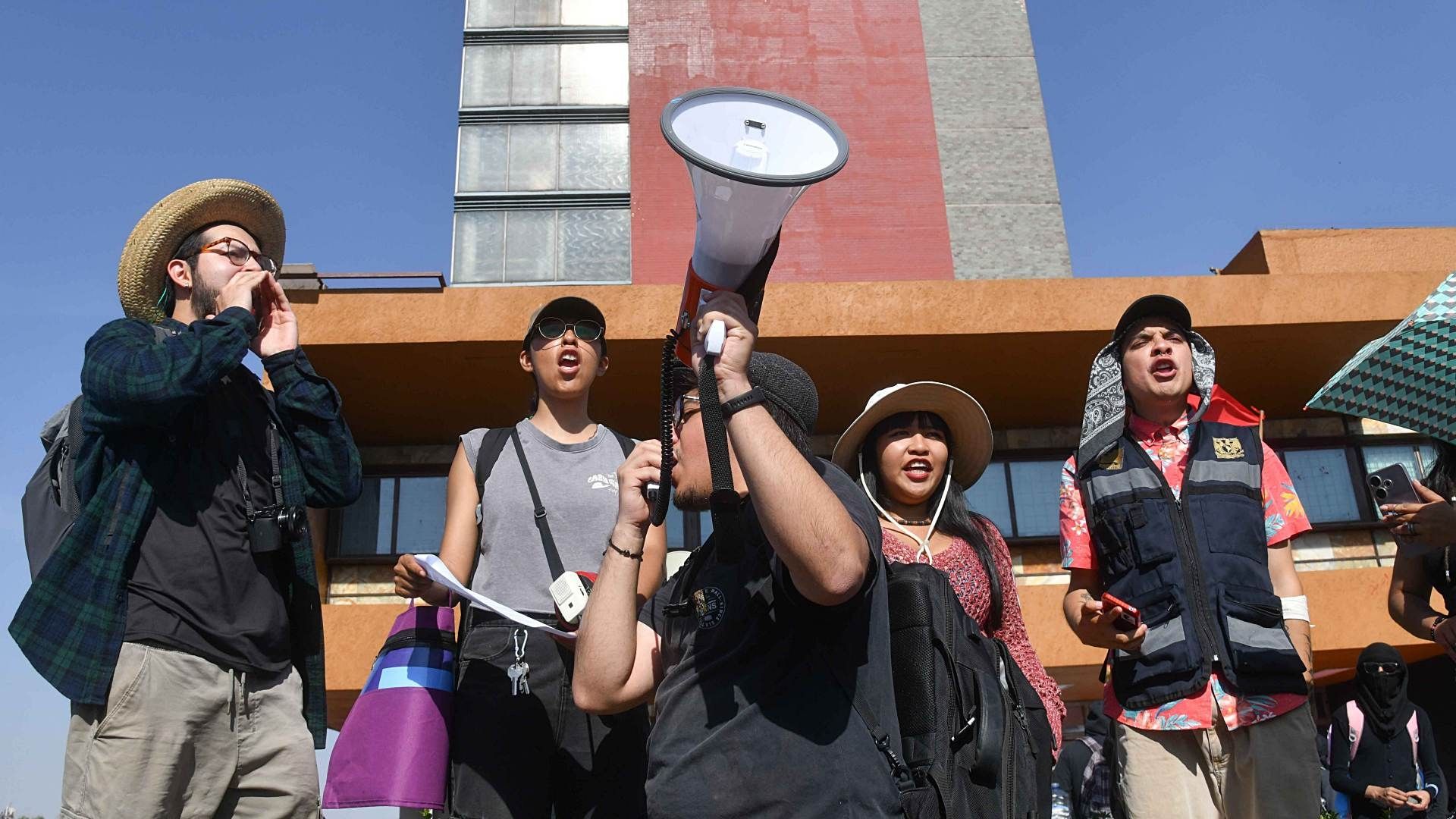 Estudiantes protestan en Ciudad Universitaria para exigir comedores subsidiarios, en abril 2025. Foto: Cuartoscuro | Archivo