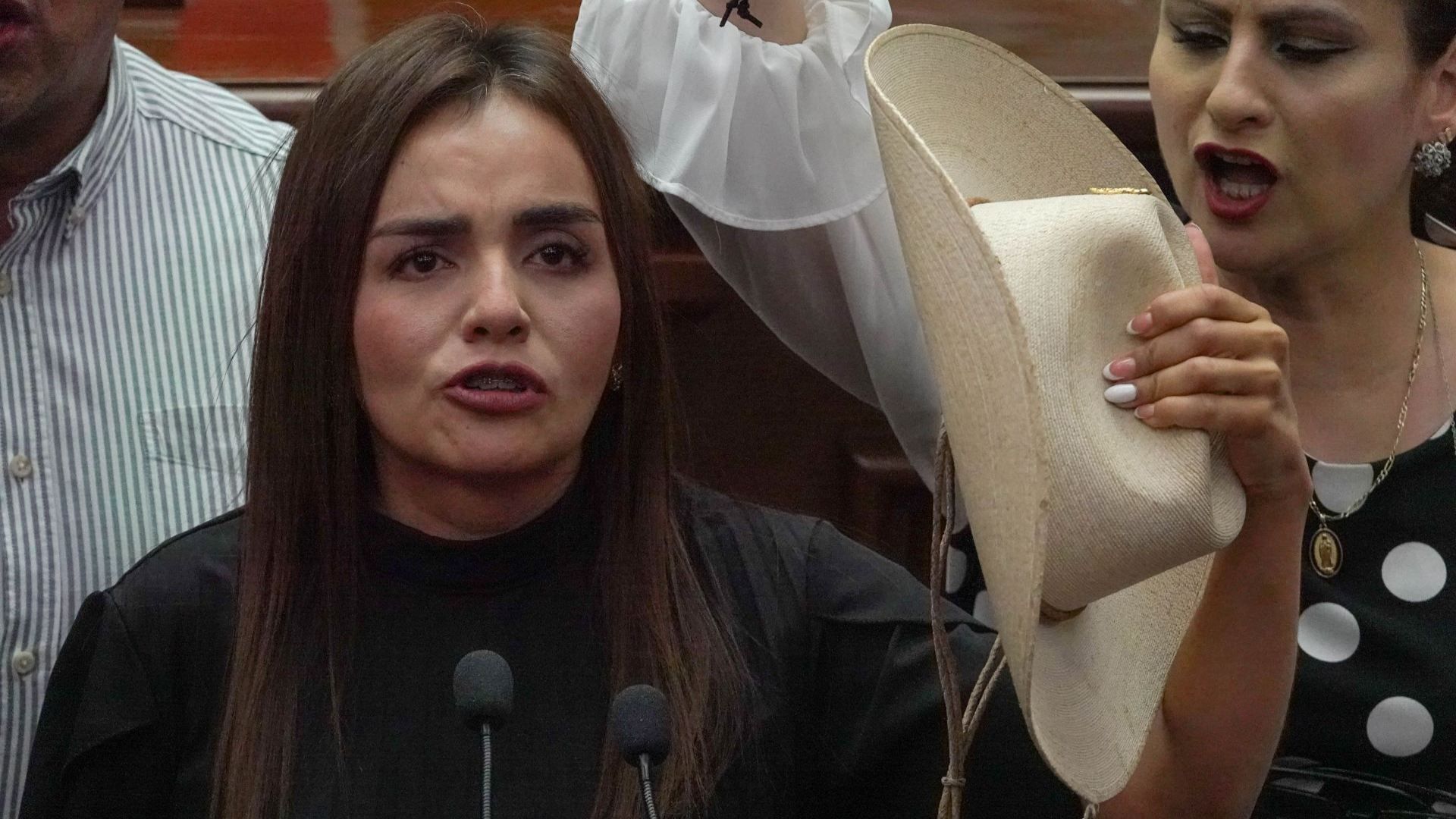 Grecia Quiroz dice que si los perros ladran es porque va muy bien.