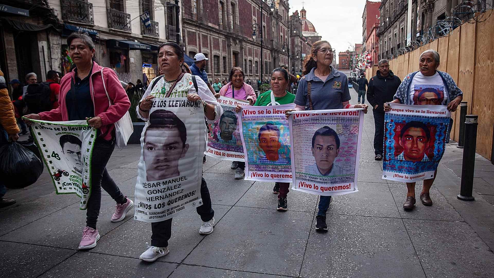 Familiares de los 43 normalistas se dirigen a Palacio Nacional para reunión, el 27 de noviembre de 2025. Foto: Cuartoscuro