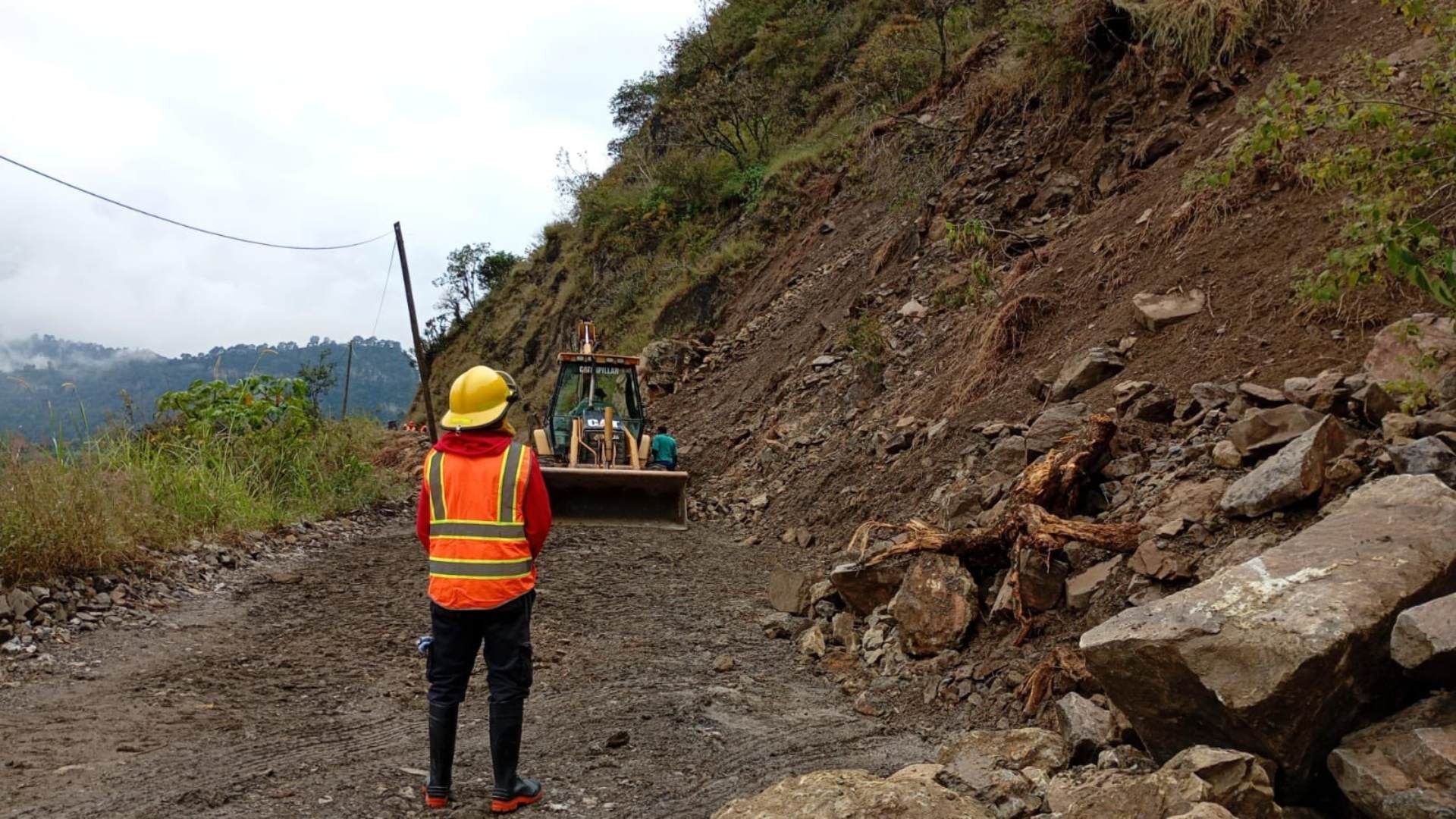 Deslave Obstruyó Paso Camino entre Totomoxtla y Tlamaxca de Cuautempan Puebla
