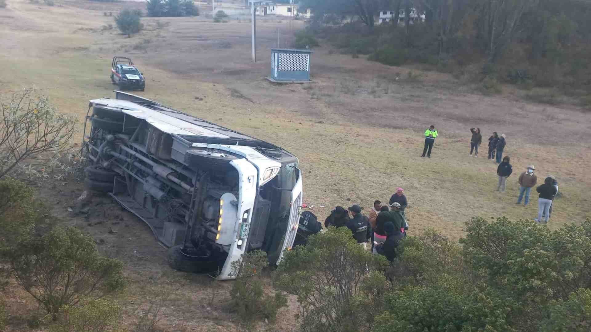 Vuelca autobús de pasajeros, con saldo de 1 muerto y 10 lesionados