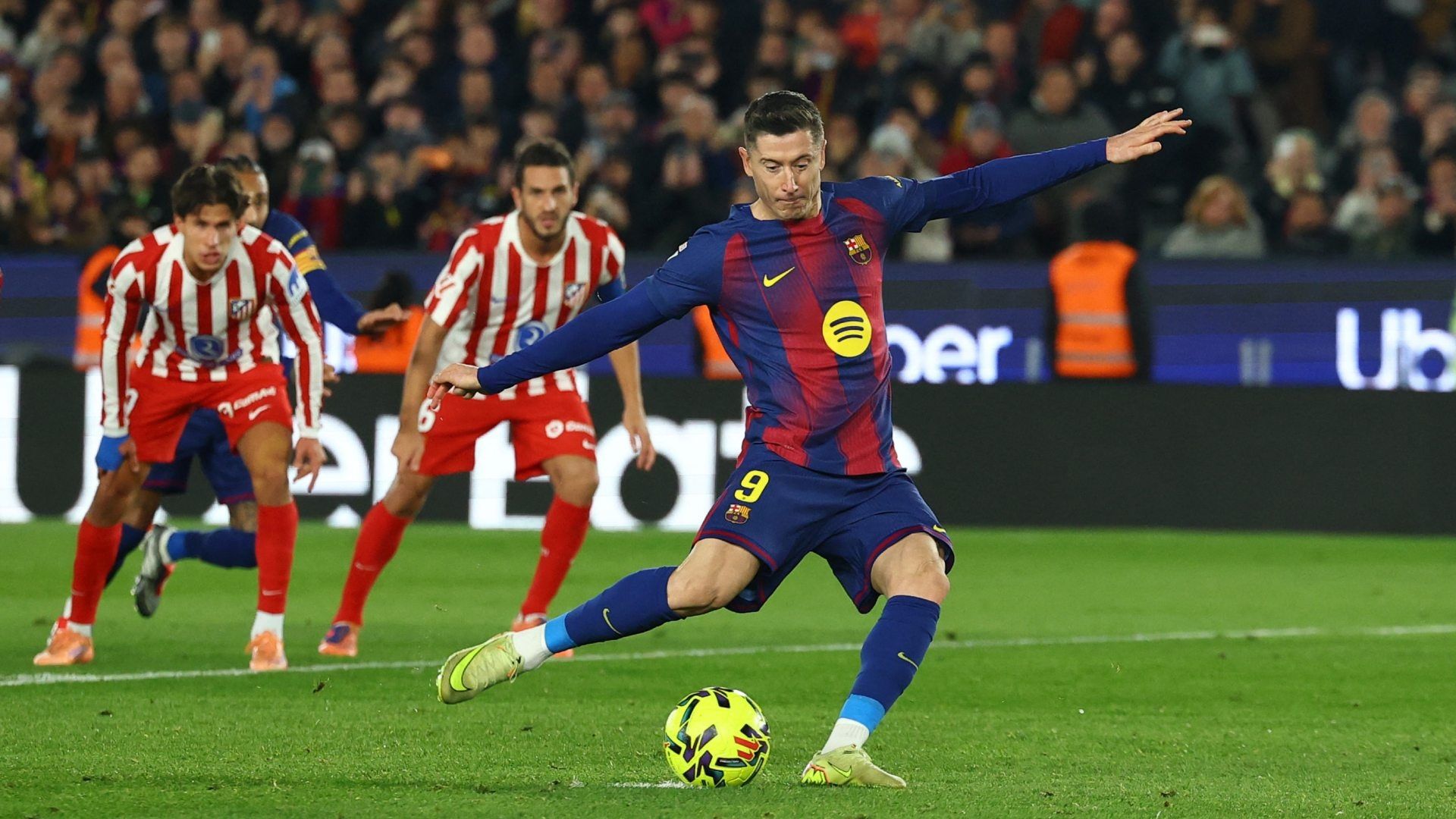 Robert Lewandowski tuvo el gol de la ventaja en sus botines, pero cobró mal el penal y lo mandó a las nubes.