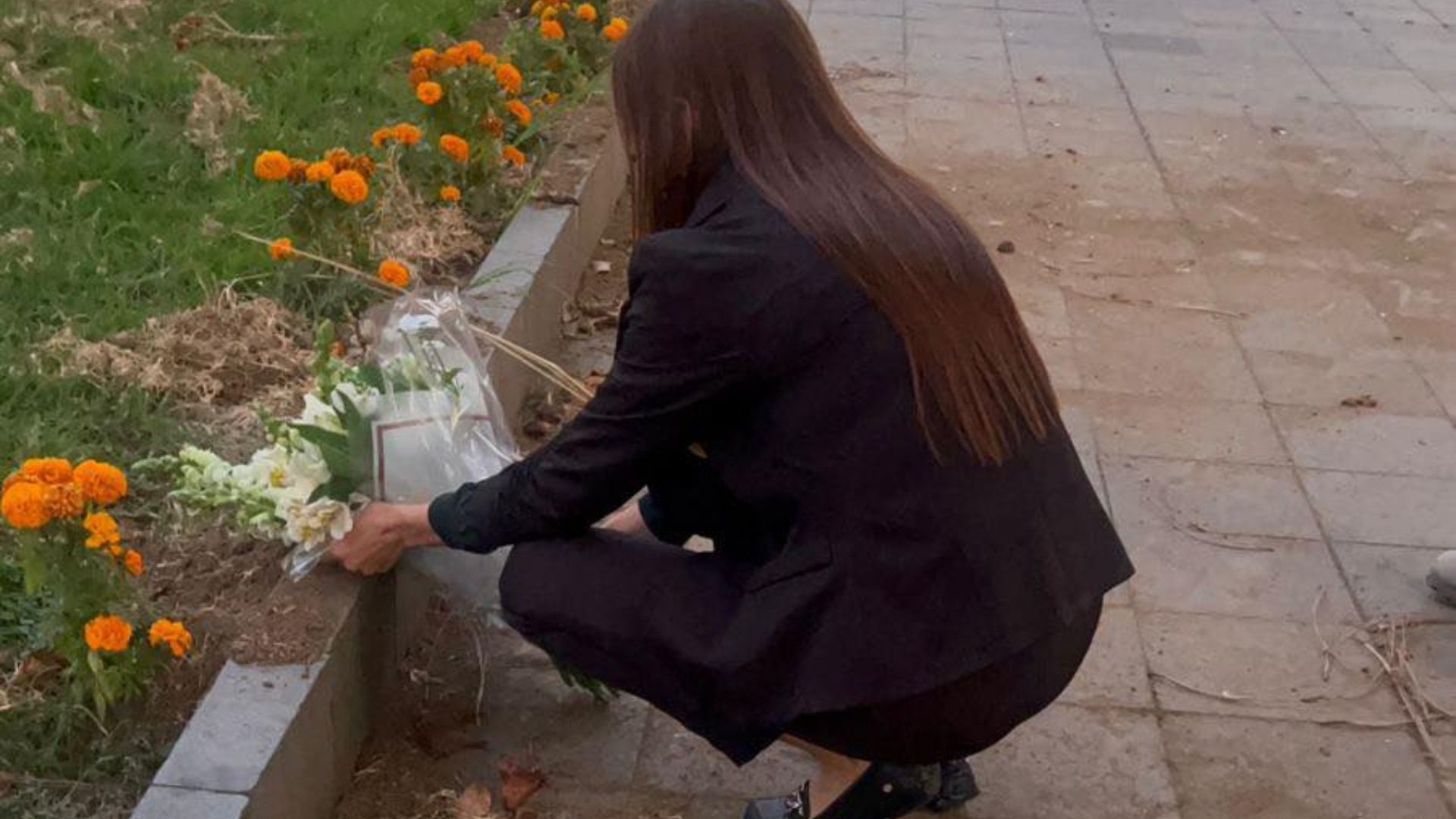 Grecia Quiroz Deja Flores Donde Hace un Mes Mataron a Carlos Manzo: "Prometo que No Te Fallaré".