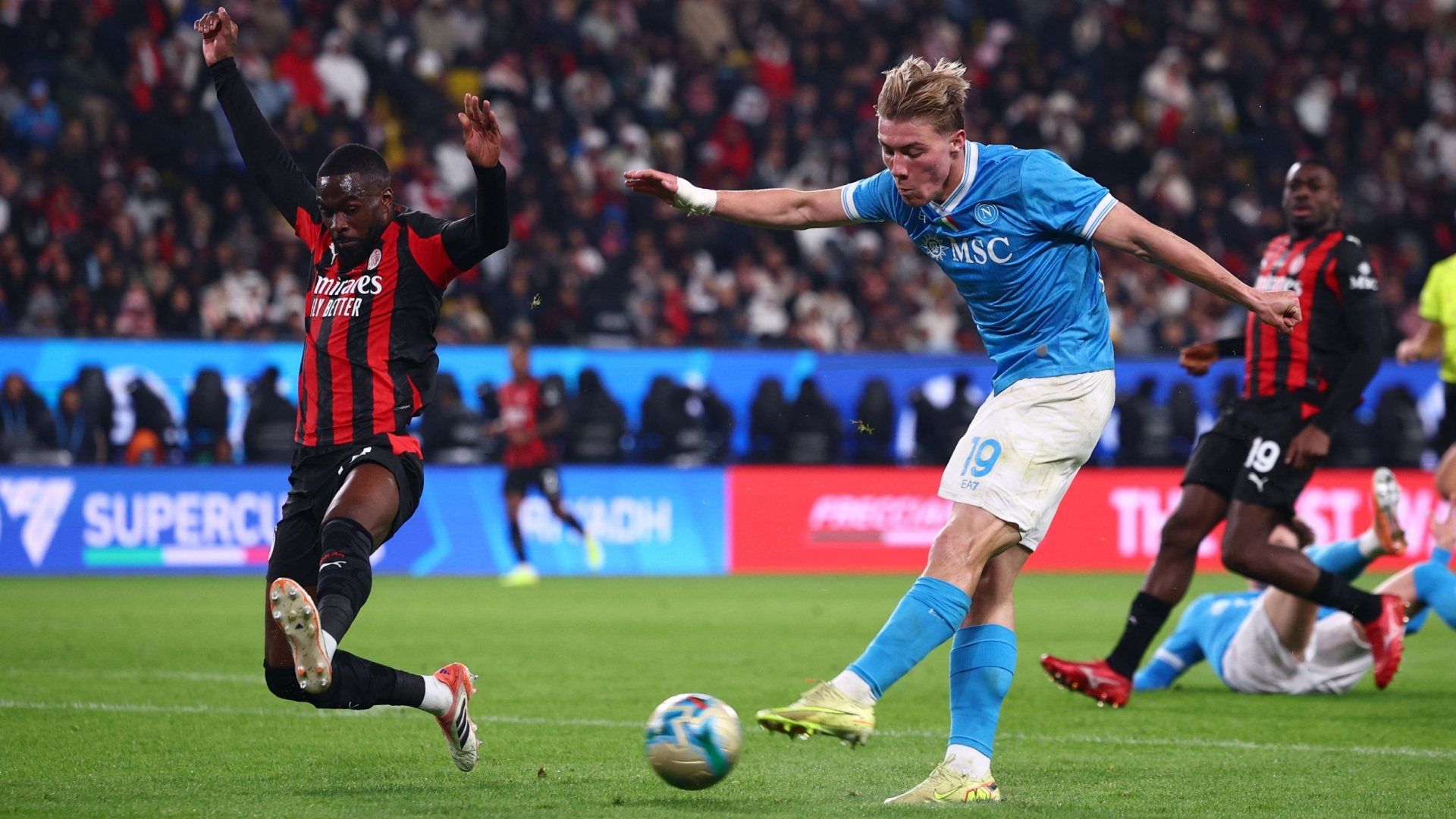 El delantero danés Hojlund, del Napoli, fue una pesadilla para los defensores del Milán en la Supercopa de Italia.