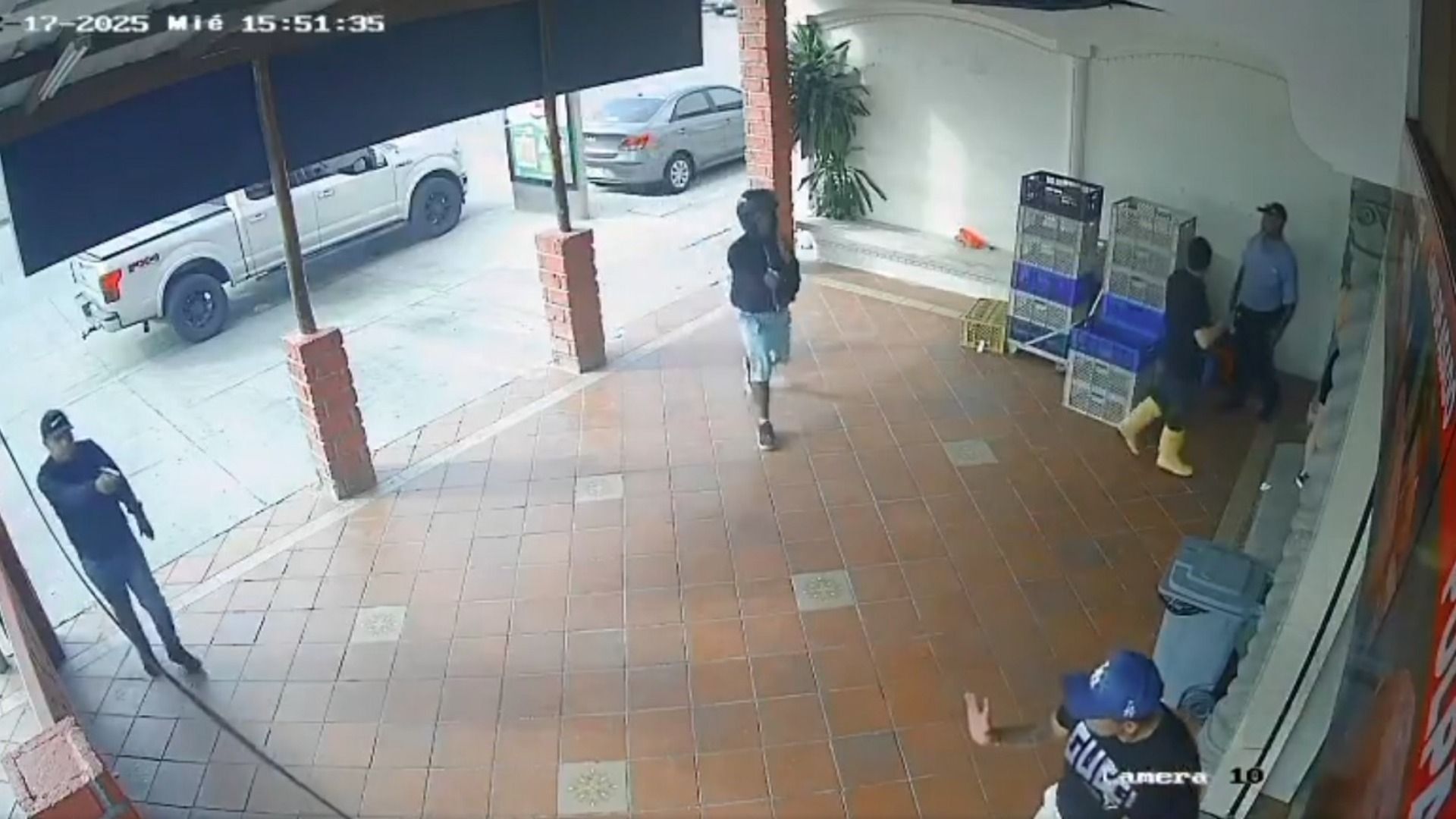 Dos sujetos armados dispararon contra el futbolista Mario Pineida y una mujer que lo acompañaba, en un local comercial de Guayaquil, Ecuador.