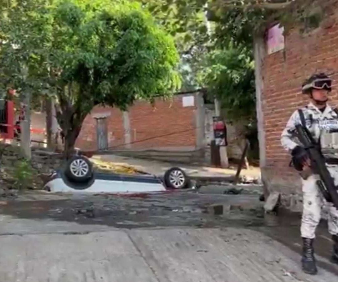 Camioneta vuelca y cae de puente a canal dejando 4 muertos