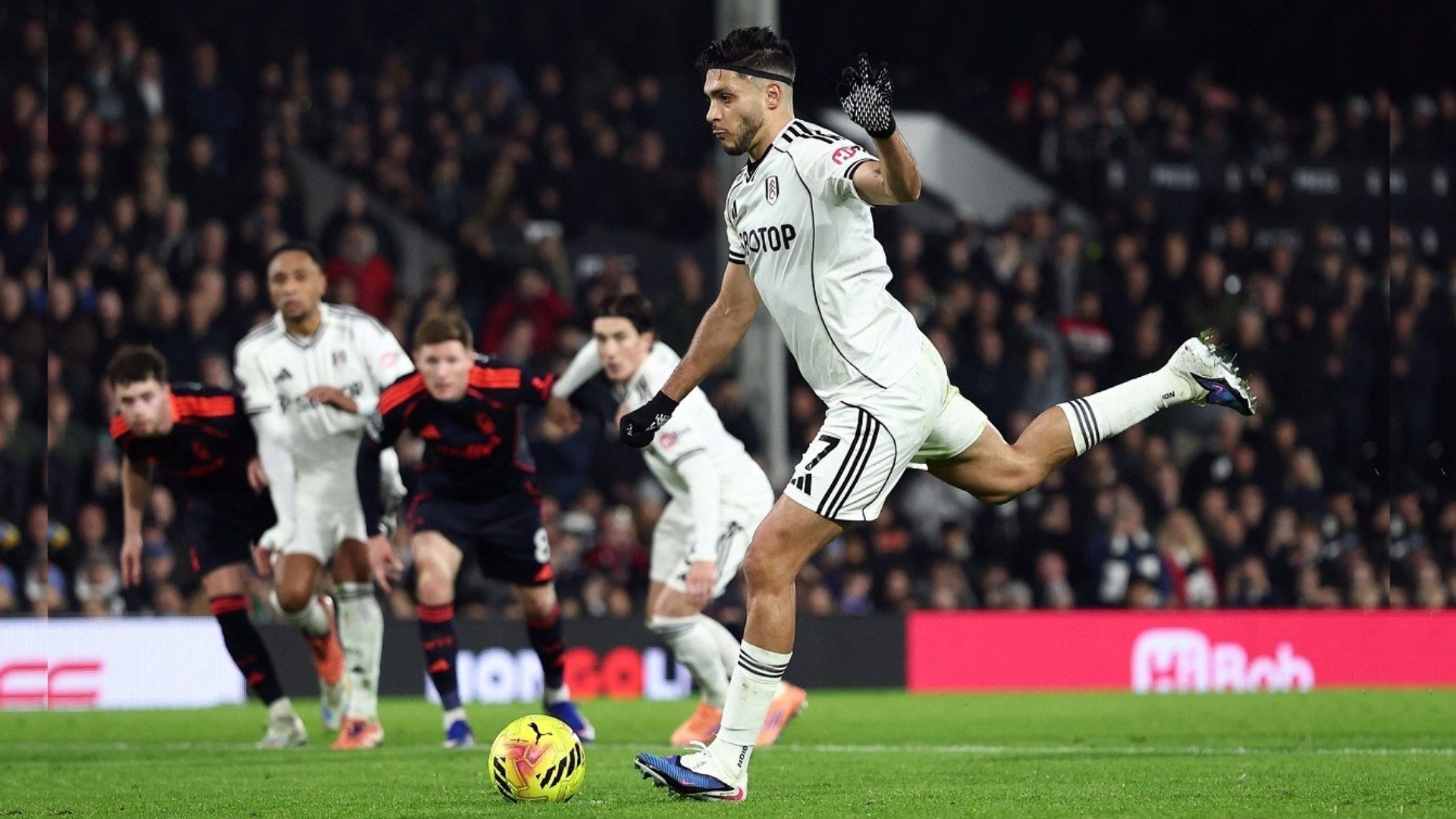 Raúl Jiménez marcó desde los once pasos para darle el triunfo al Fulham, su equipo, ante el Nottingham Forest.