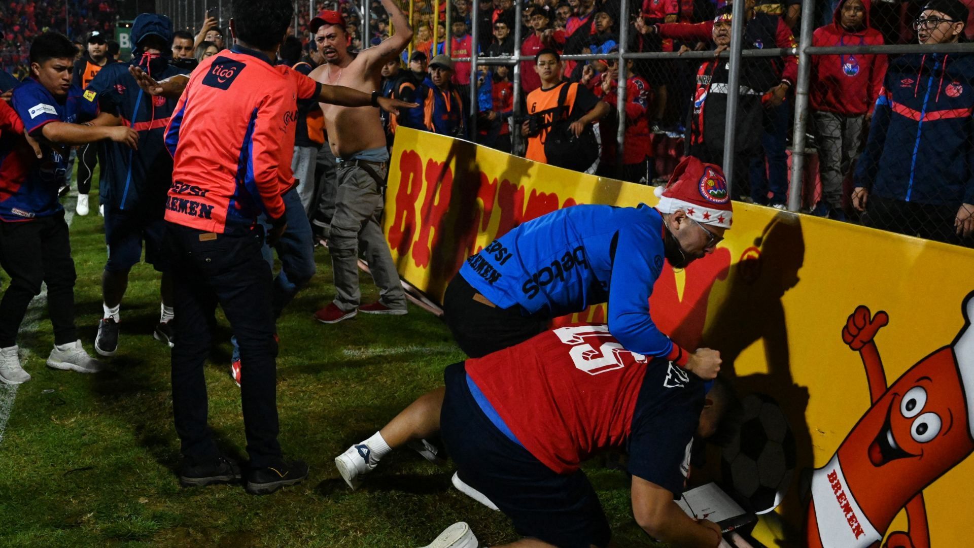 Final de Futbol en Guatemala Termina en Trifulca con Jugadores, Aficionados y Policías.