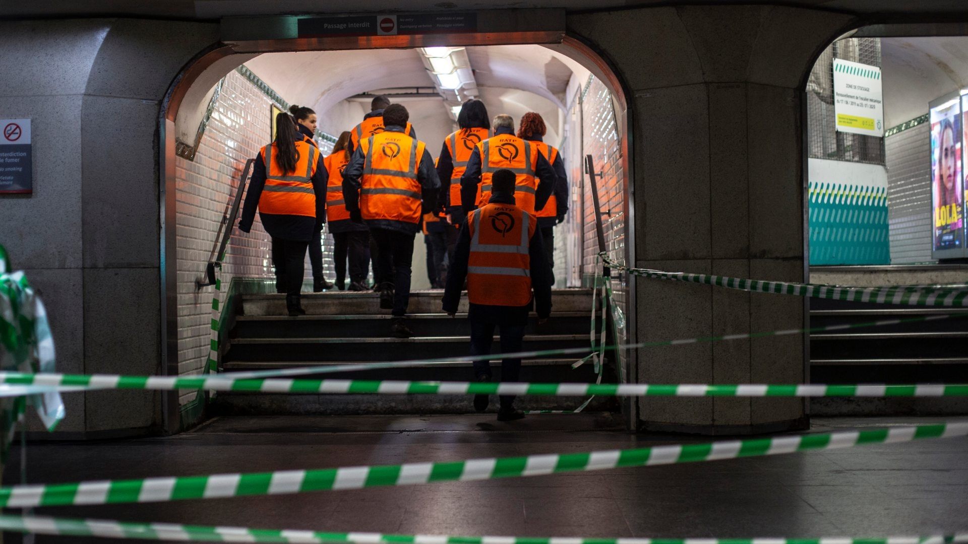 Personal del Metro de París recorre uno de los pasillos del sistema