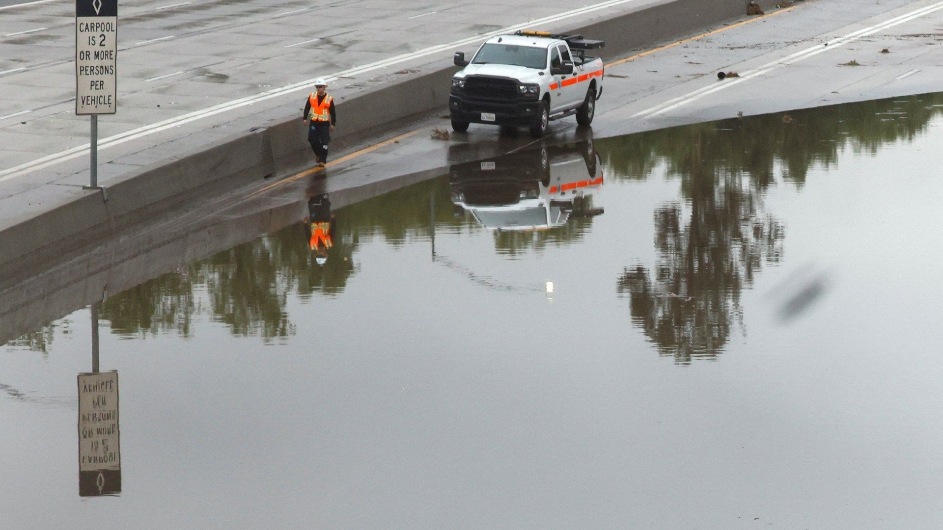 Además de inundaciones en autopistas y vialidades, las tormentas causaron apagones y afectaron a miles de personas en California.