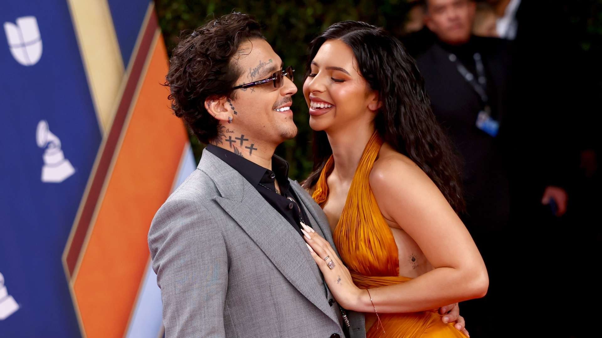 Christian Nodal y la Familia Aguilar Regalan Juguetes a Niños en Navidad