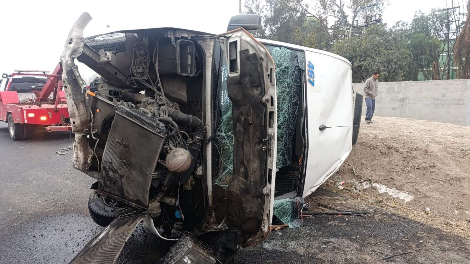 Combi accidentada en Circuito Exterior Mexiquense. Foto: X @pciviledomex