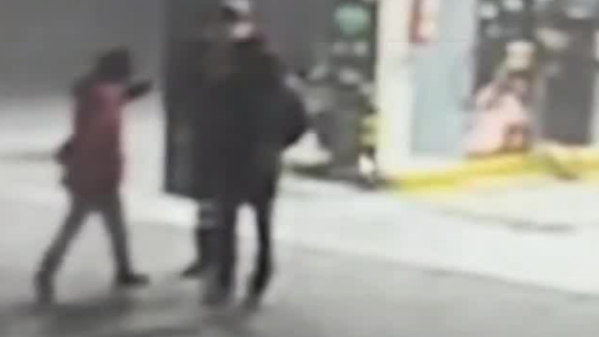 Hombres asaltando a trabajador