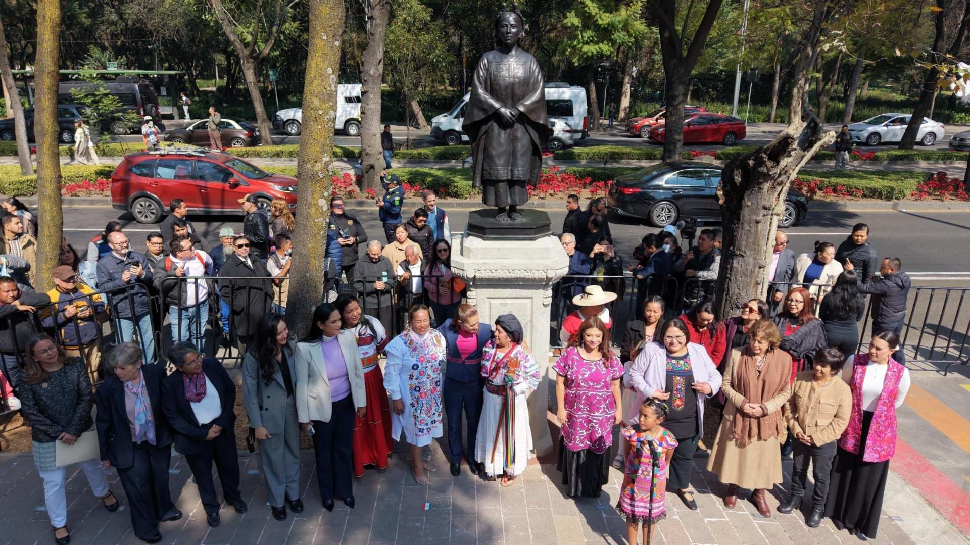Sheinbaum devela nuevas estatuas en Reforma.