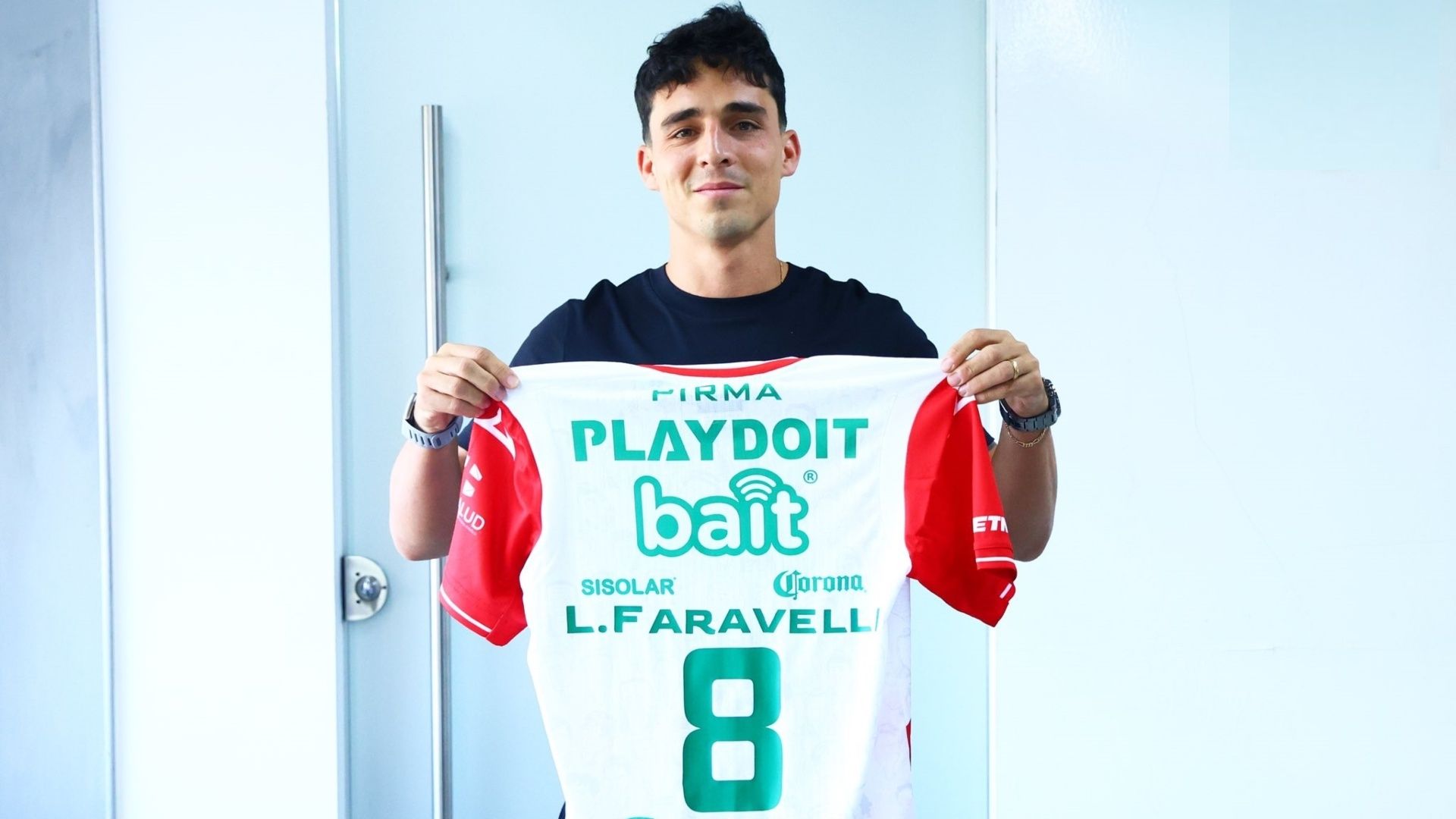 “Lolo” Faravelli estampó su firma que lo liga al Necaxa y posó con su nueva playera.