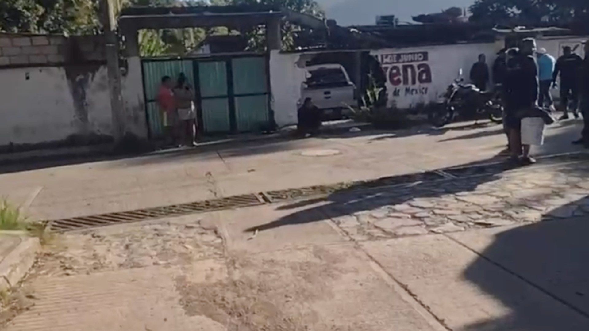 camioneta destroza barda y termina al interior de vivienda.