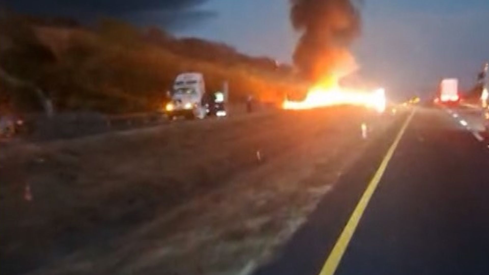 Mueren traileros calcinados en autopista de Jalisco