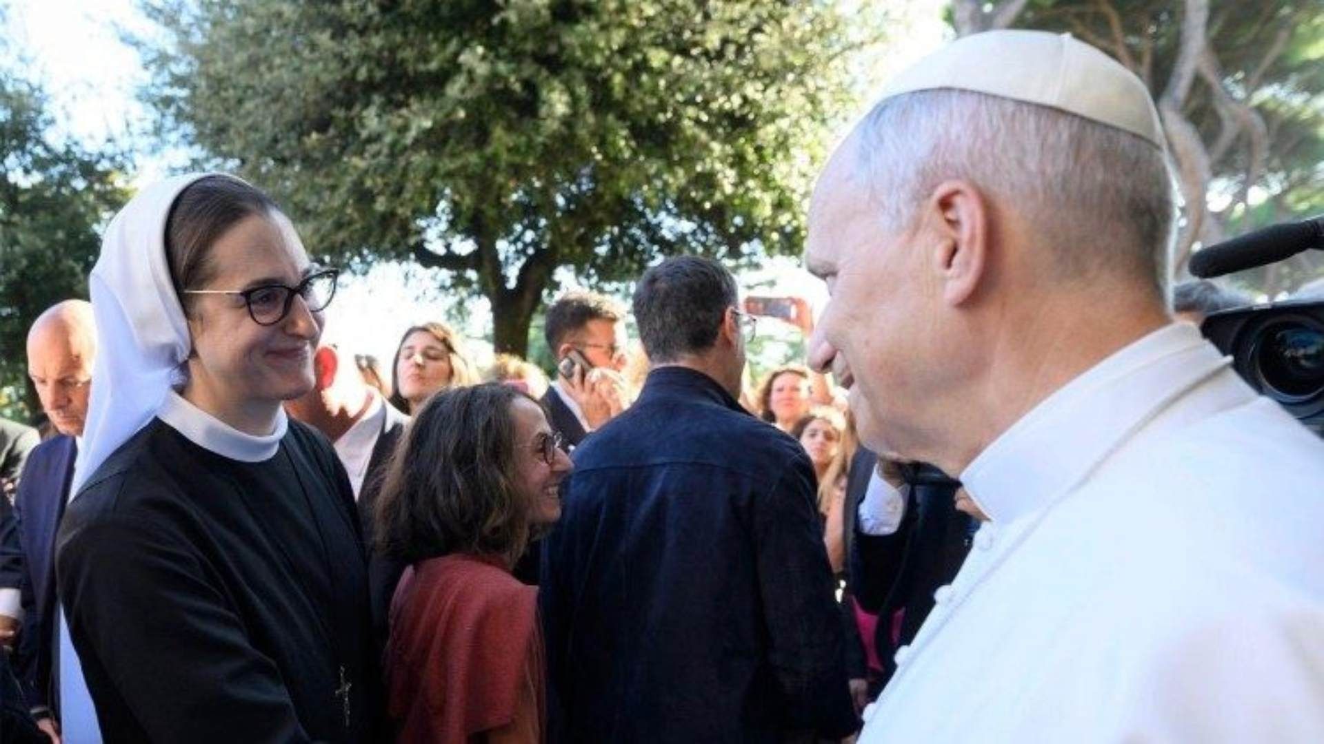 la monja croata Nina Benedikta Krapić saludando al papa León XIV en 2025.