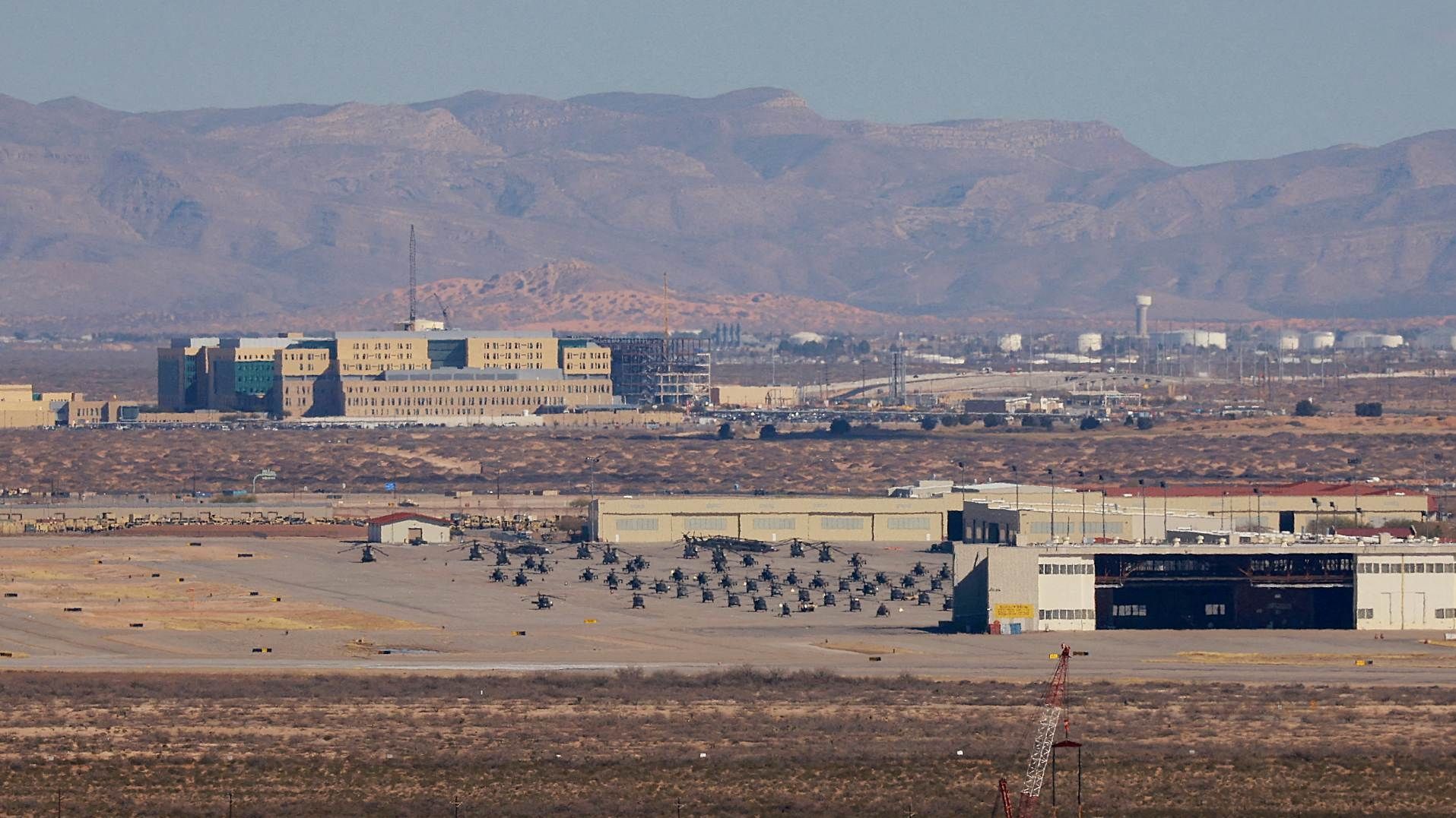 Helicópteros en la base aérea de Fort Bliss, después de que la FAA levantó cierre temporal del espacio aéreo sobre El Paso. Foto: Reuters