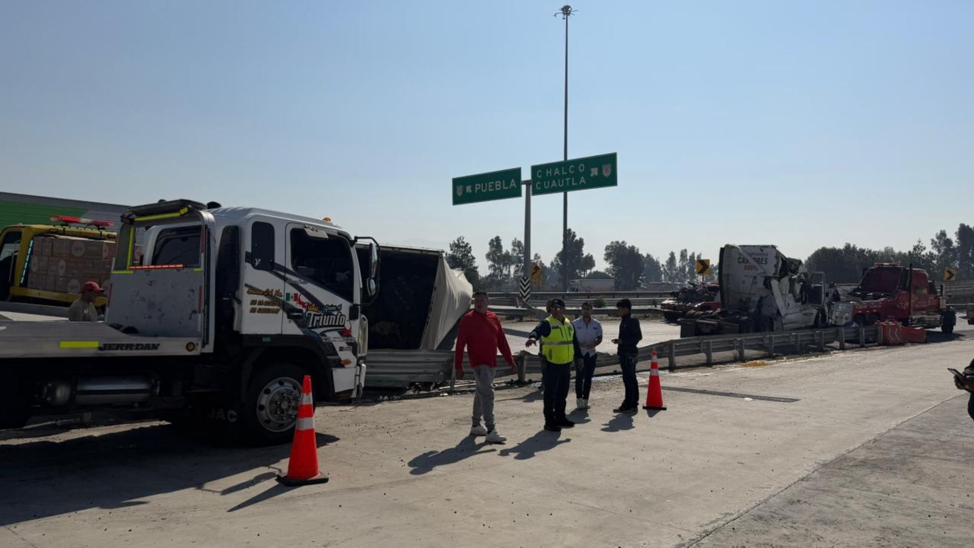 Volcadura de tráiler en el Circuito Exterior Mexiquense