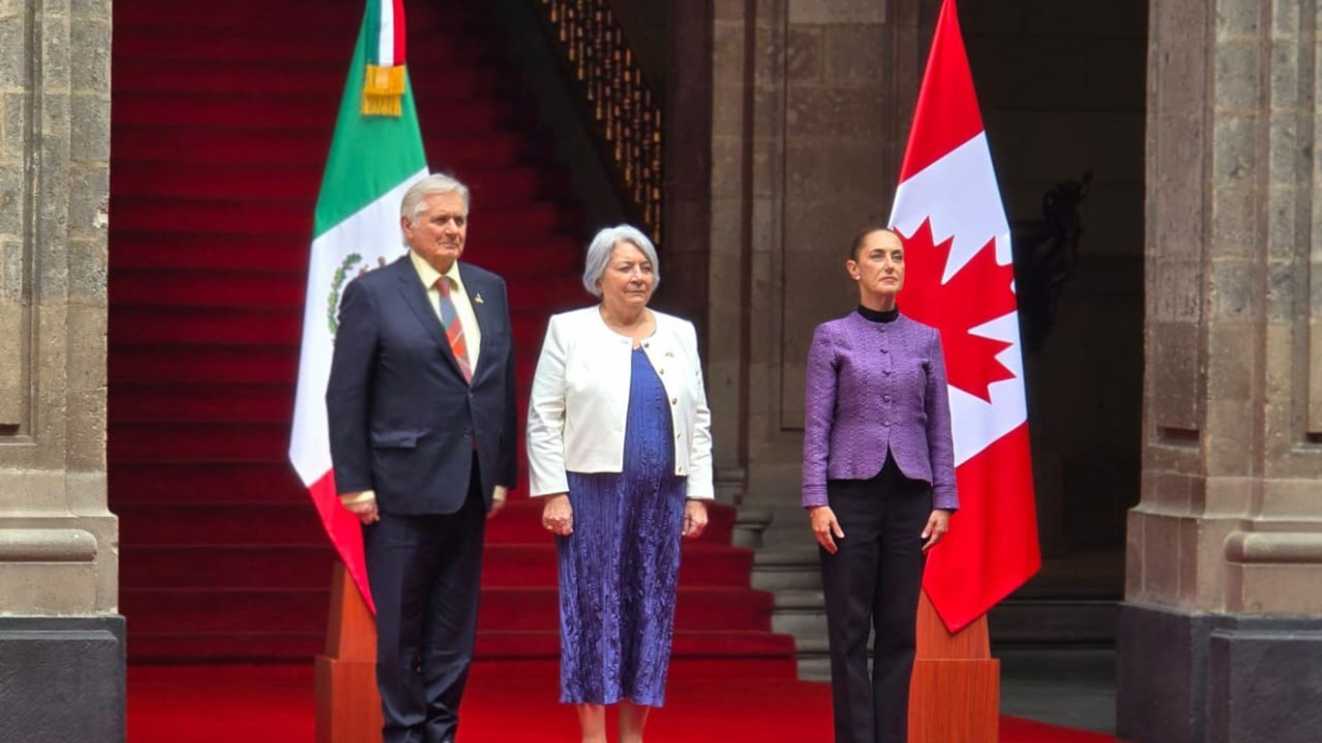 La presidenta de México, Claudia Sheinbaum, recibe a la gobernadora de Canadá, Mary Simon, en Palacio Nacional.