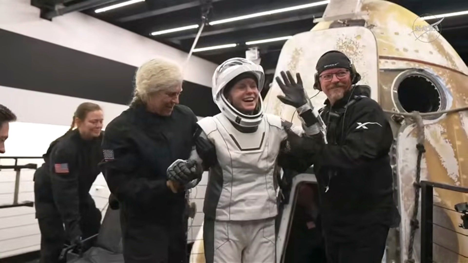 Llega a Tierra Misión de la NASA que Dejó la Estación Espacial Internacional por Urgencia Médica.