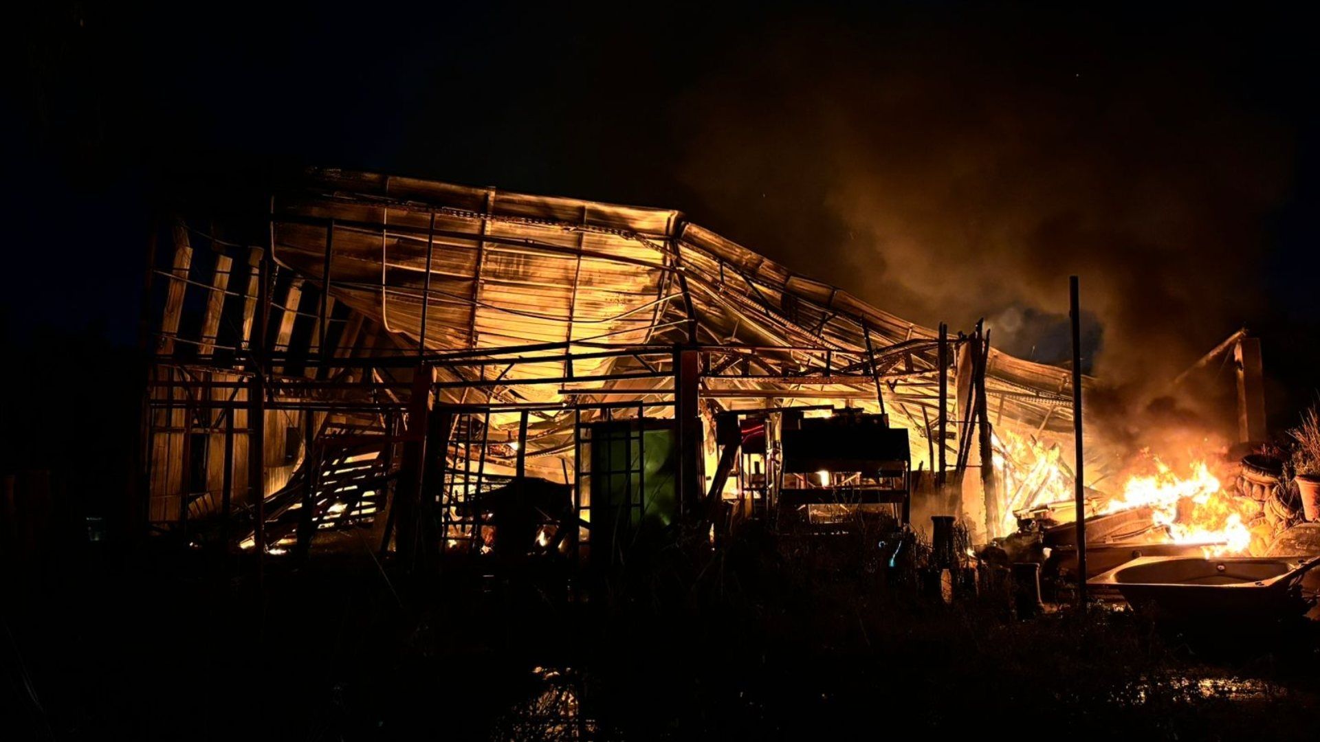 Más de 20 elementos de Bomberos y Protección Civil de Cancún trabajan para controlar el incendio de bodega en Quintana Roo.