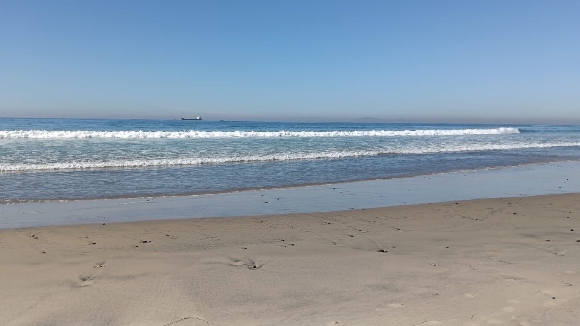 Joven Desaparece tras Ingresar al Mar en Playas de Rosarito; Continúa Búsqueda