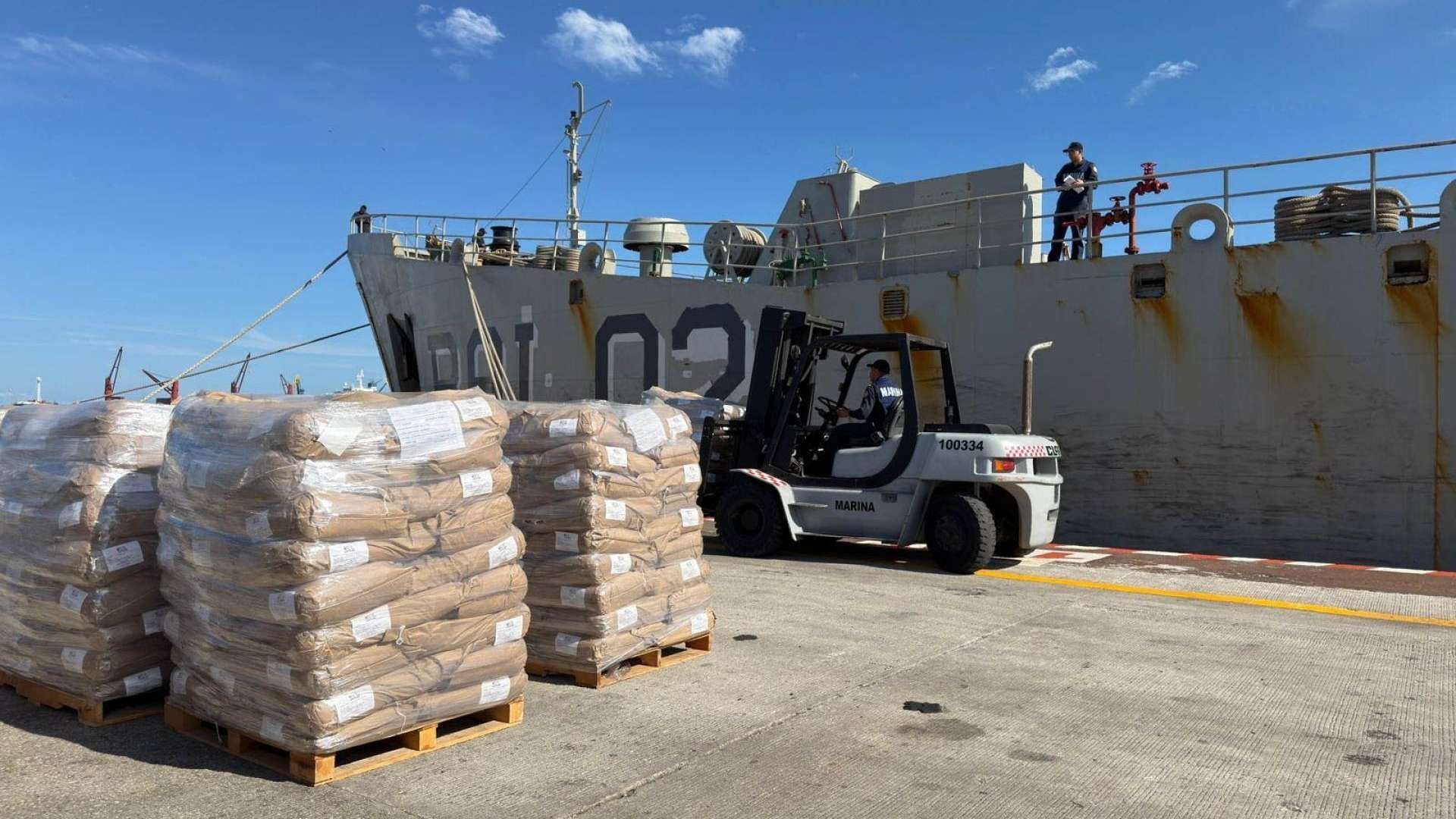 Buque de la Marina con ayuda humanitaria para Cuba