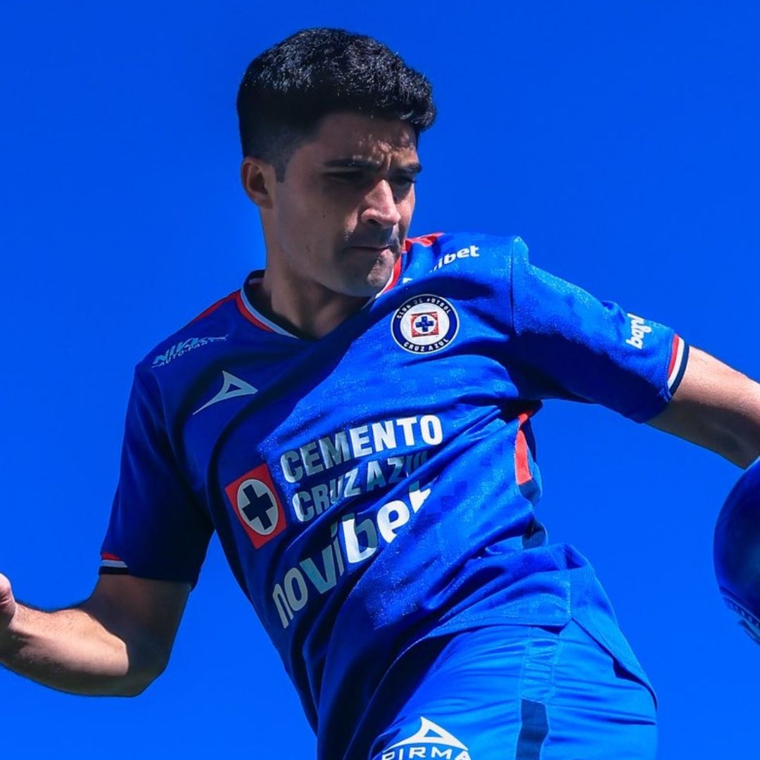 Nico Ibáñez ya se puso la playera celeste y posó para las cámaras como nuevo refuerzo de Cruz Azul en la Liga MX.