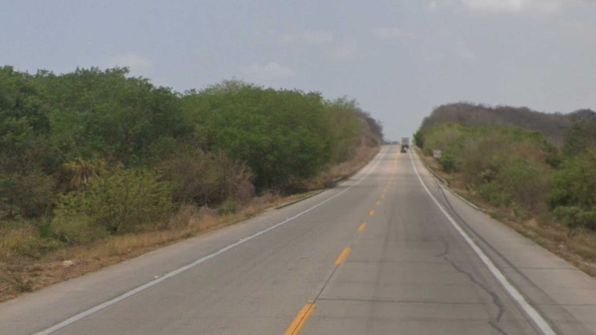 Vandalizan e Incendian Camión de Carga en Autopista Mazatlán Tepic en Escuinapa Sinaloa