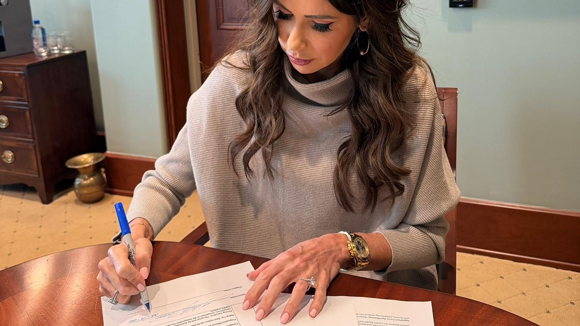 Noem firma contrato para la compra de acero