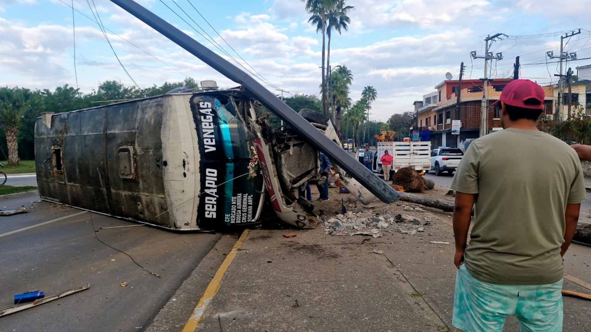 Microbús Pierde el Control y se Impacta Contra Poste en Bulevar de Tampico