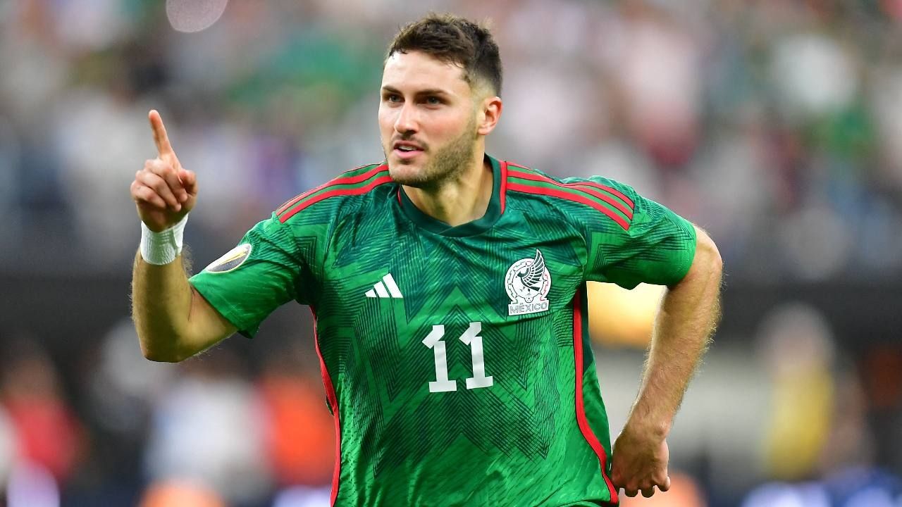 El futbolista mexicano Santiago Giménez confirmó la extensión de su contrato con el club Feyenoord de Róterdam hasta 2027