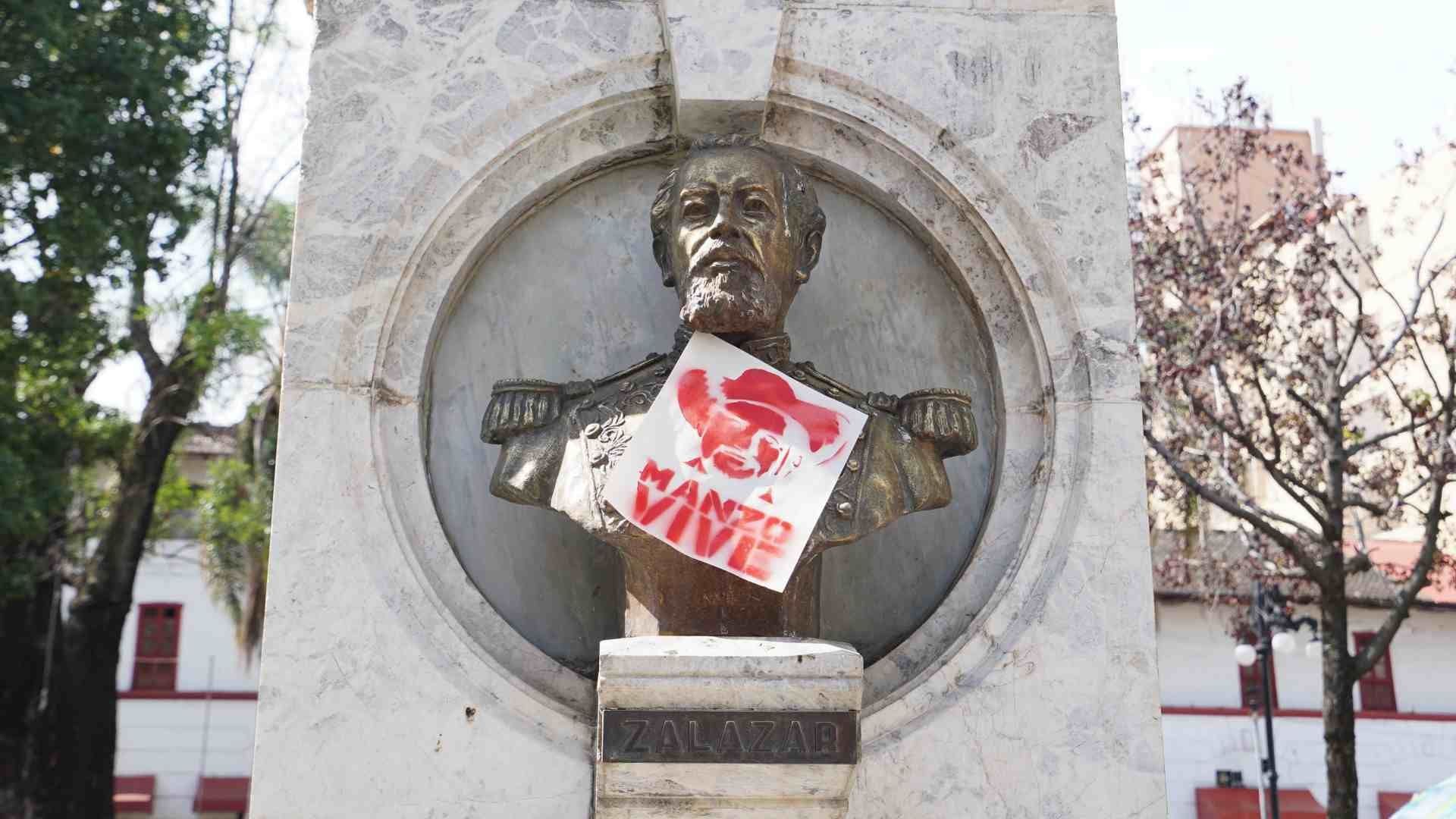 Cartel en recuerdo a Carlos Manzo pegado en monumento en Uruapan, Michoacán, en noviembre 2025. Foto: Cuartoscuro | Archivo