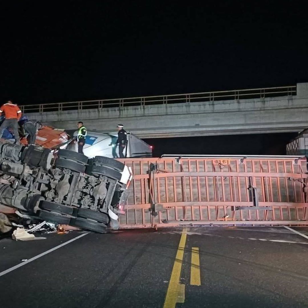 Accidente Autopista Amozoc Perote  Cierre Ambos Sentidos Tráiler Tlaxcala Saldo Dos Muertos