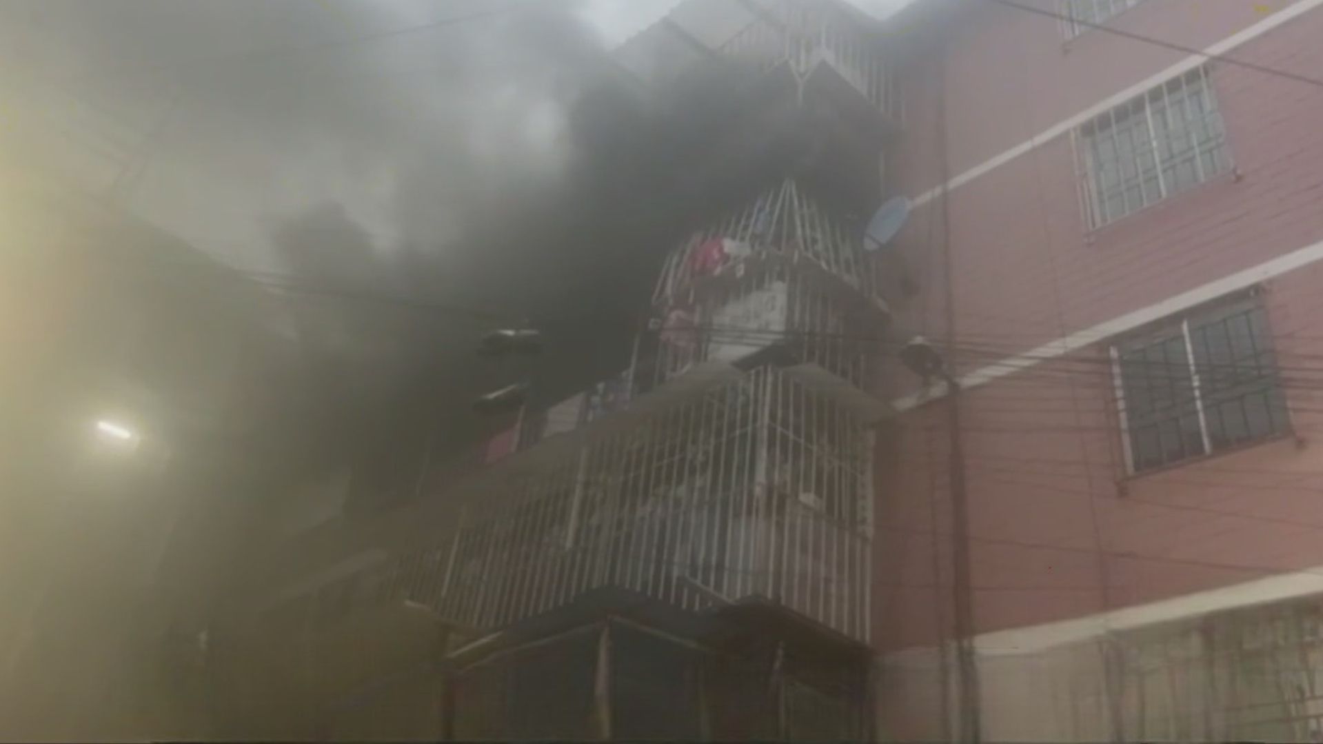 Reportan Fuerte Incendio en Vecindad de la Colonia Morelos en CDMX