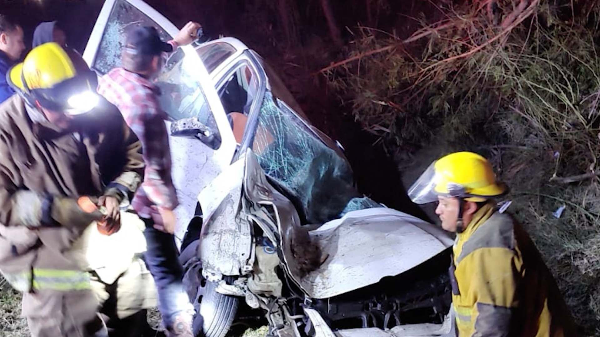 Rescatistas liberando al conductor tras volcadura de carro