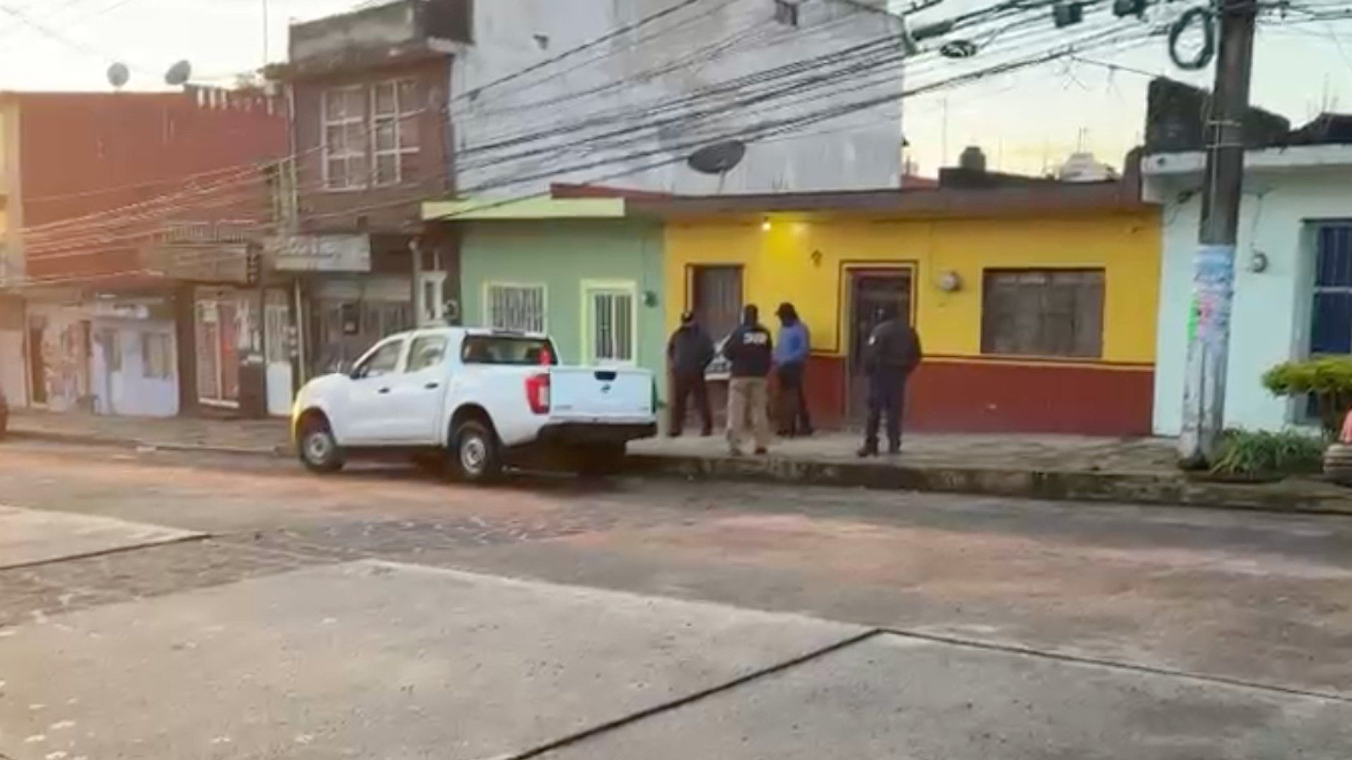 Movilización policíaca en vivienda del presidente municipal de Banderilla tras ataque armado.