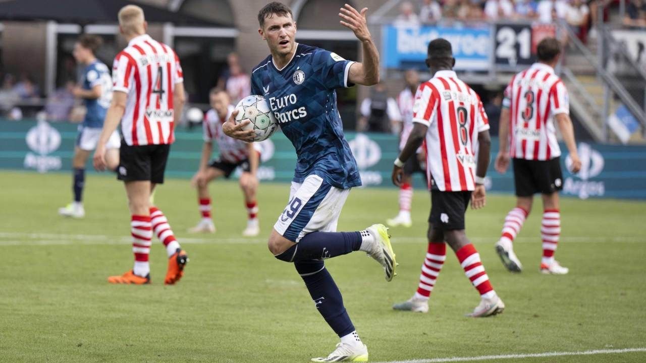 Santiago Giménez marca su primer gol de la temporada 2023-24 con el Feyenoord