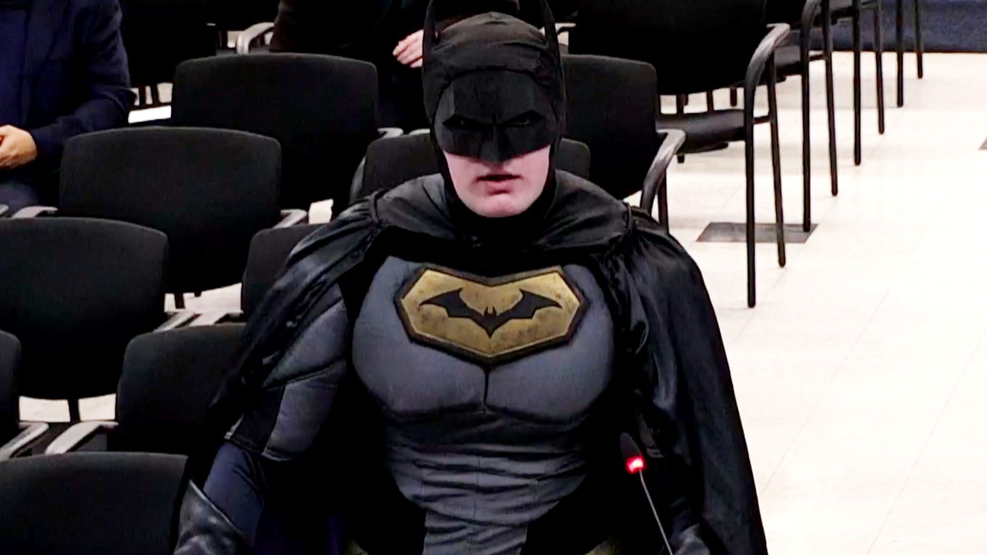 Batman al Ataque: Exige a Autoridades No Cooperar con ICE Durante Super Bowl en California
