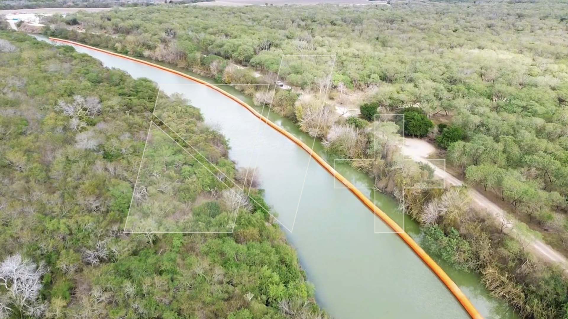 Así se Ve la Instalación de Boyas en el Río Bravo Entre Matamoros y Brownsville