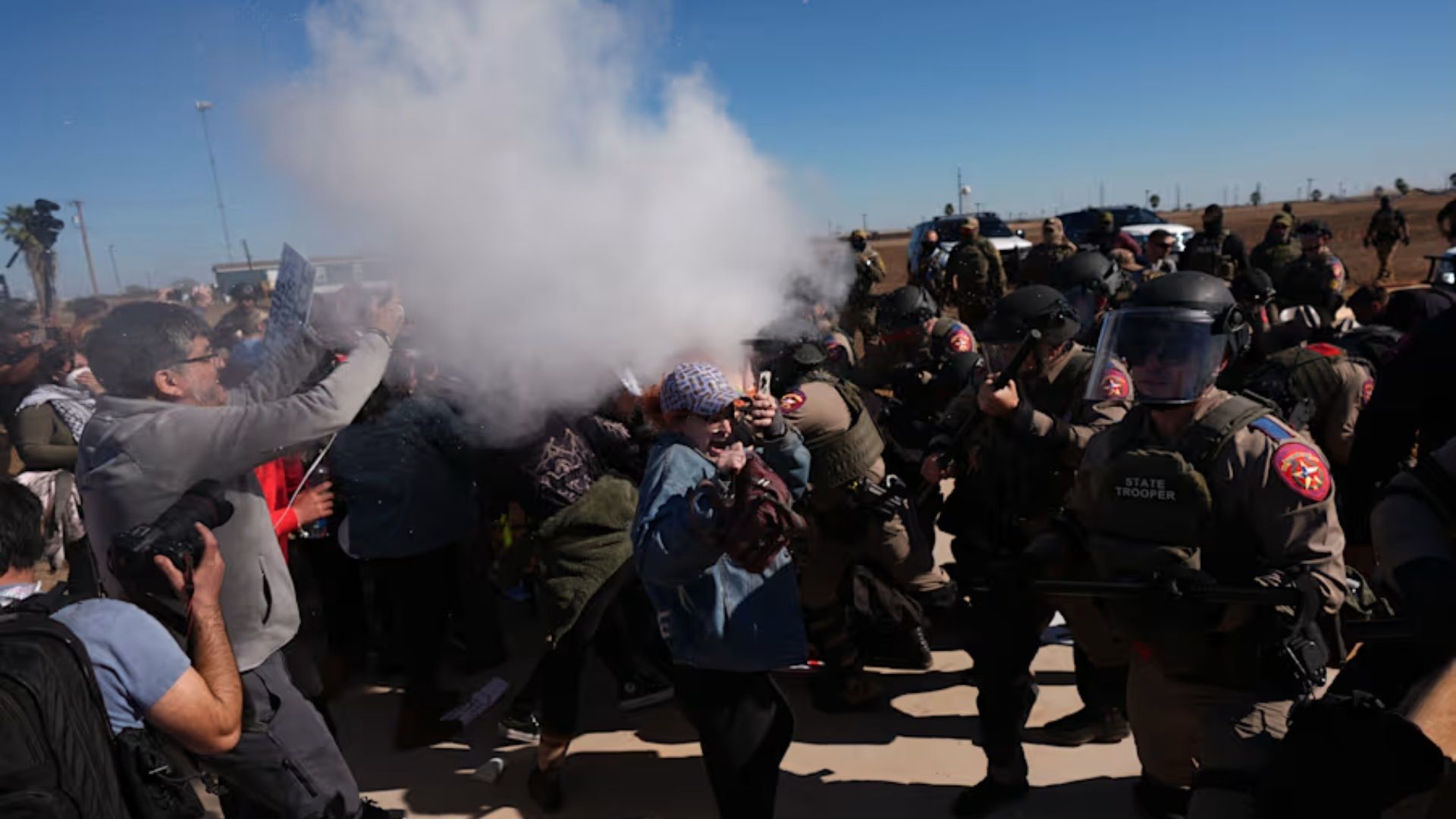 Policías se Enfrentan a Manifestantes en Texas por Detención de Niño en Operativo Migratorio