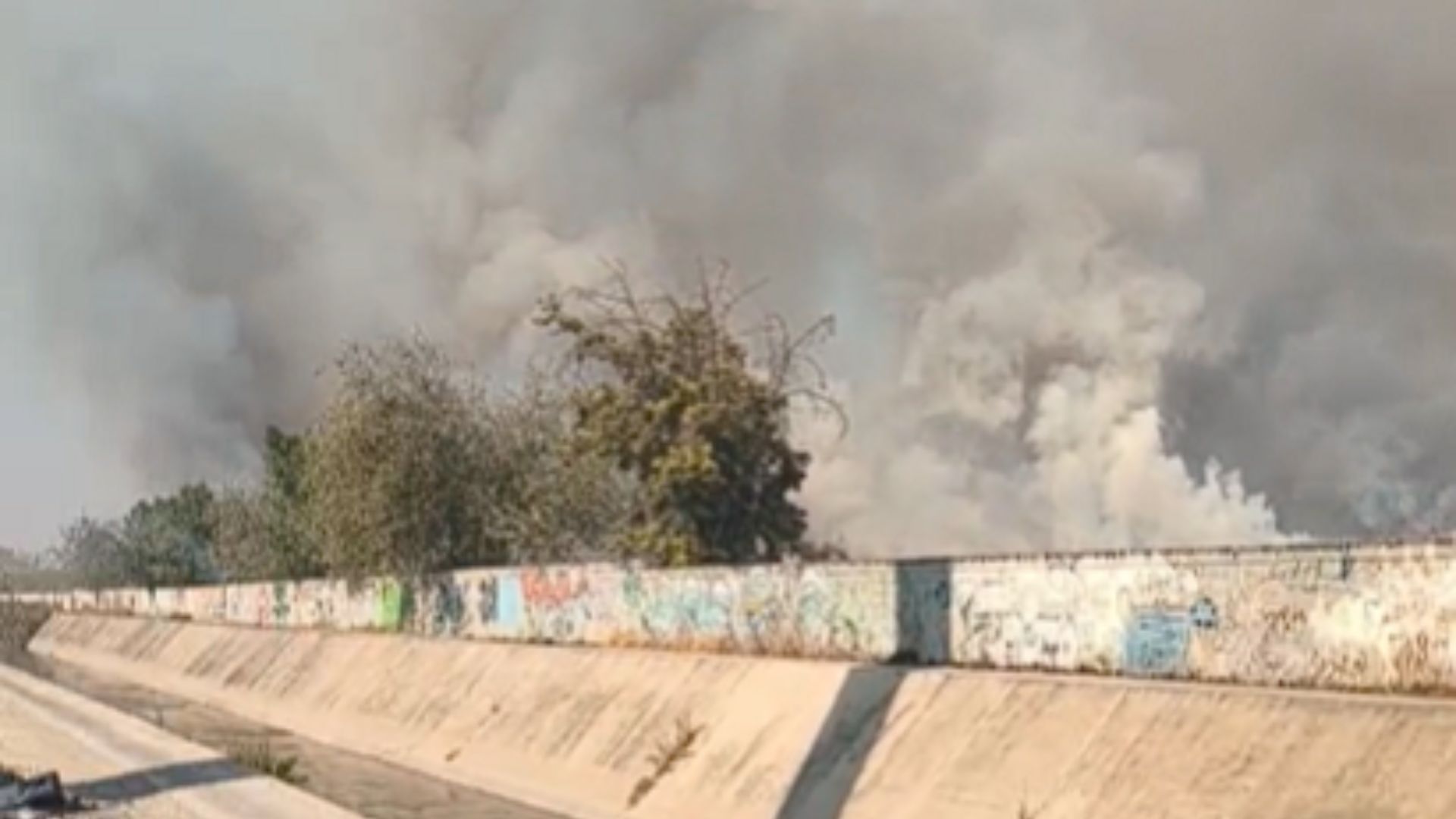 El incendio provocó una significativa columna de humo.