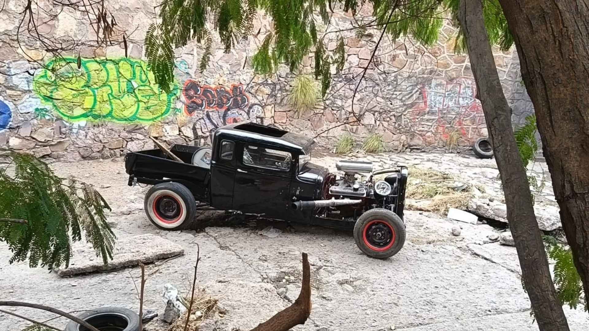 Vehículo Antiguo de Colección en el Canal de la Colonia Industrial de Chihuahua
