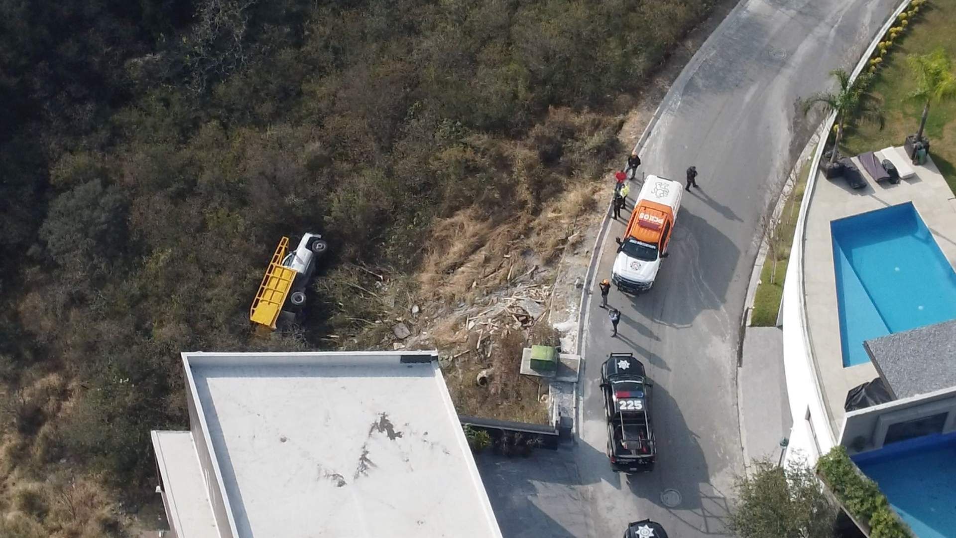 Camión cae a barranco en colonia Renacimiento