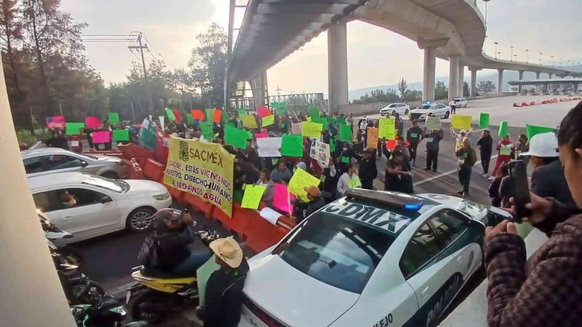 Manifestantes en la autopista México-Cuernavaca