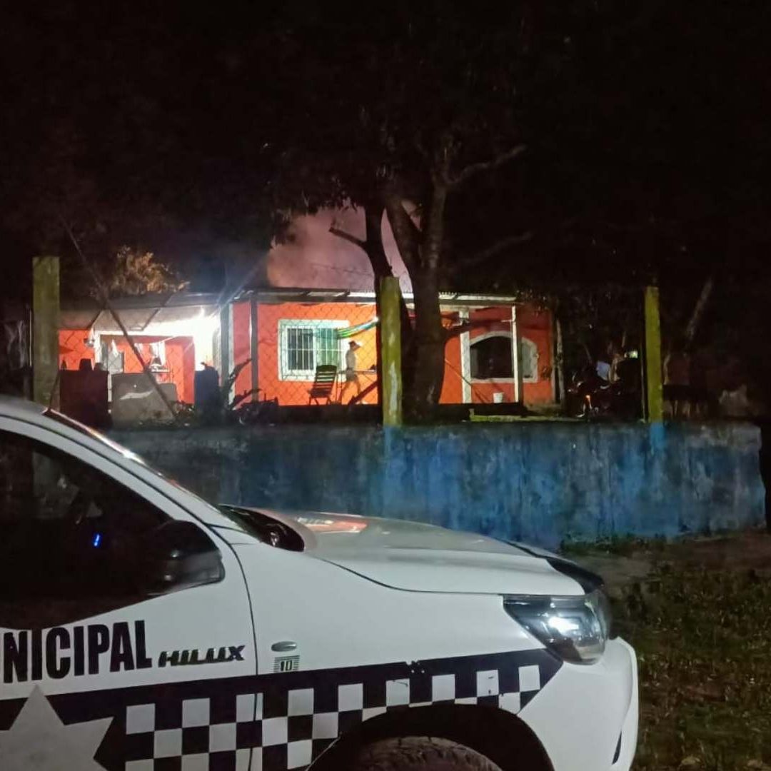 Hombre incendia la casa de sus padres en Chinameca, Veracruz