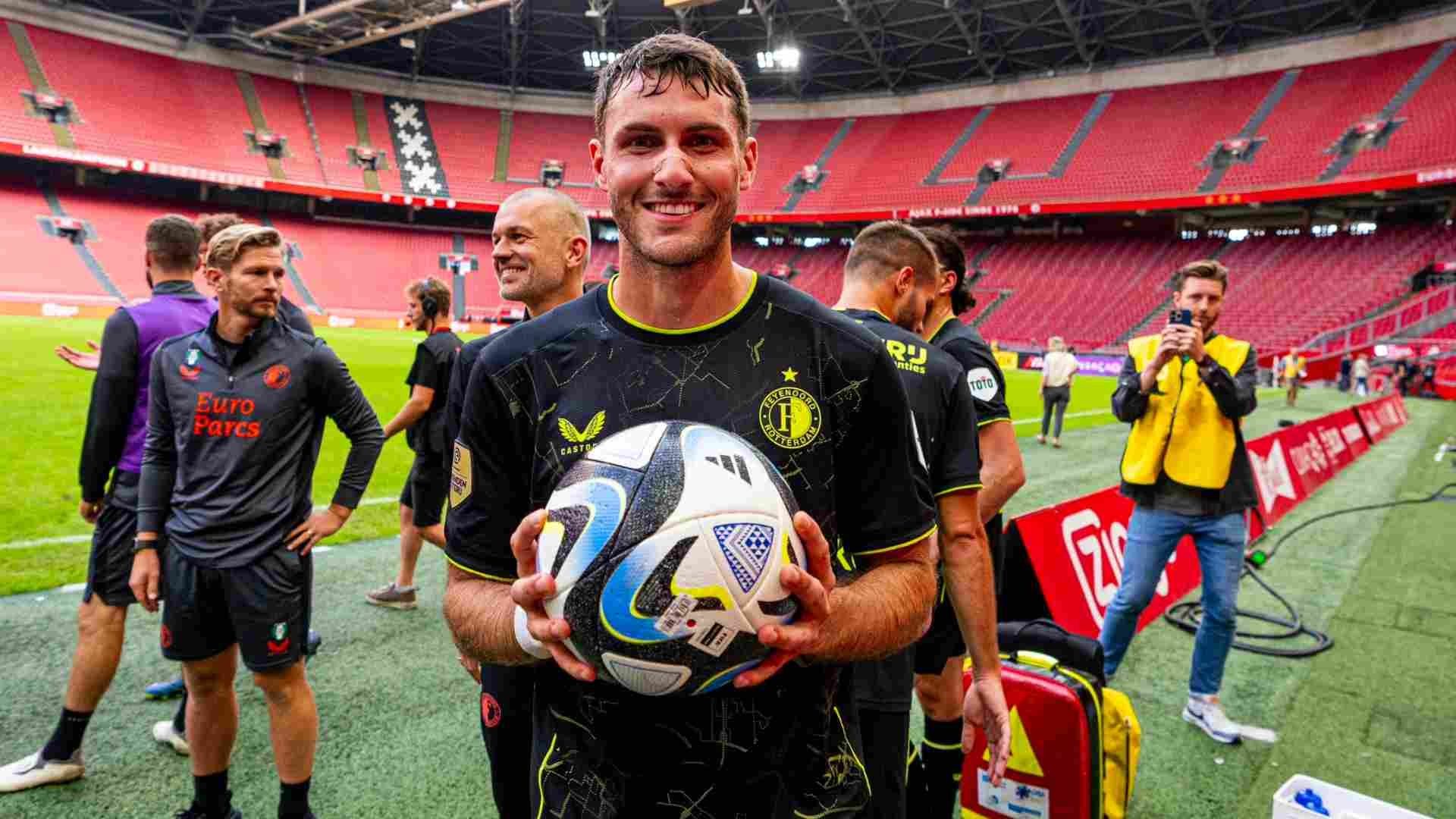Santiago Giménez marcó su tercer gol este miércoles al Ajax